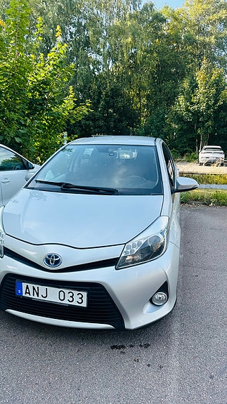 Toyota Yaris 2 of 9