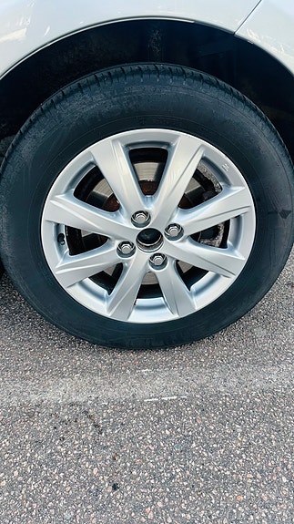 Toyota Yaris 3 of 9