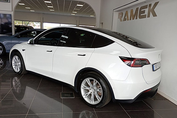 Tesla Model Y 4 of 6