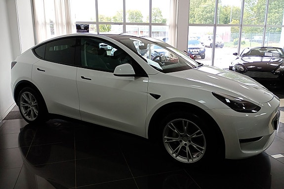 Tesla Model Y 3 of 6