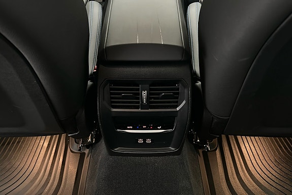 BMW 330e 20 of 25