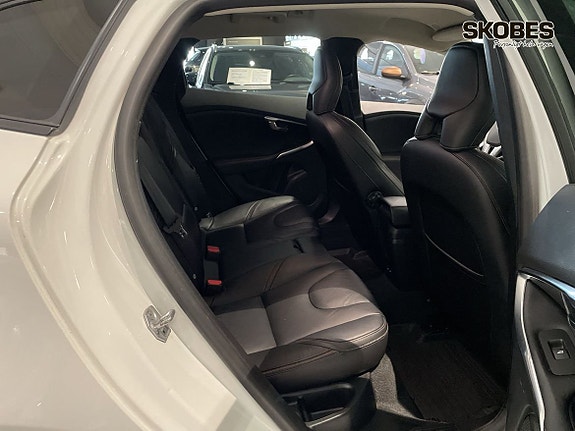 Volvo V40 Cross Country 9 of 18