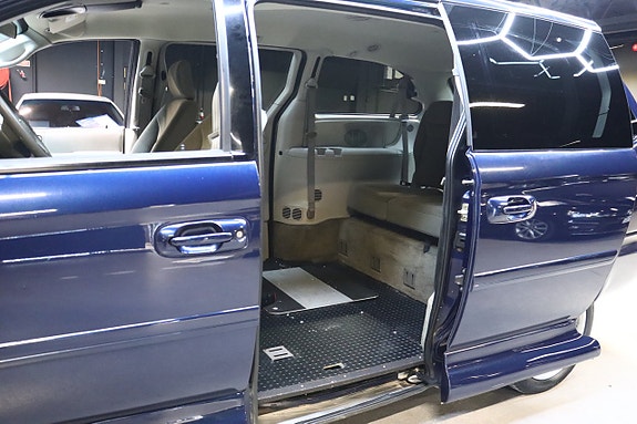 Chrysler Town & Country 10 of 25