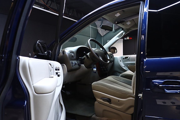Chrysler Town & Country 8 of 25
