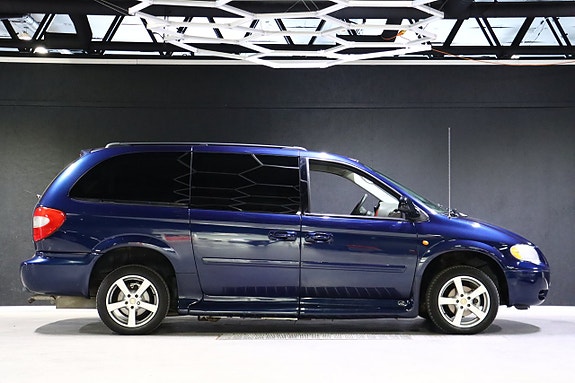 Chrysler Town & Country 7 of 25