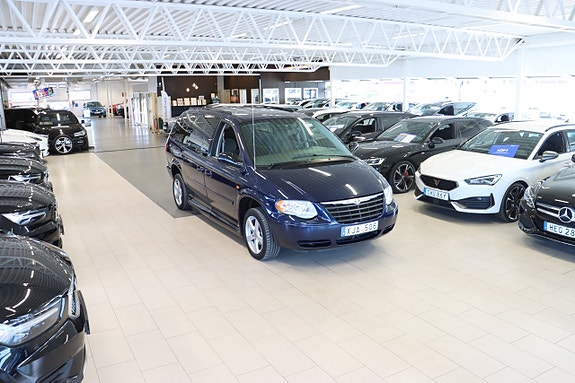 Chrysler Town & Country 3 of 25