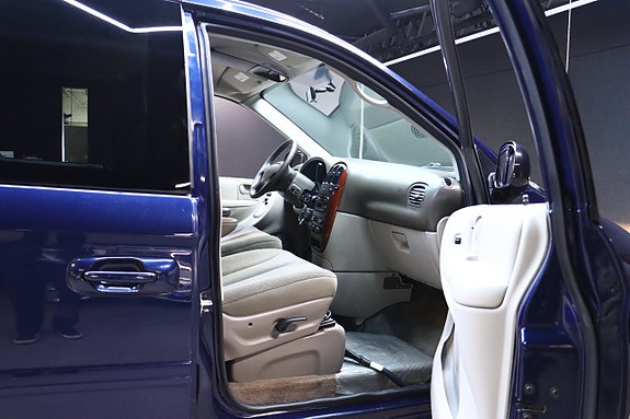Chrysler Town & Country 13 of 25