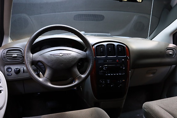 Chrysler Town & Country 16 of 25
