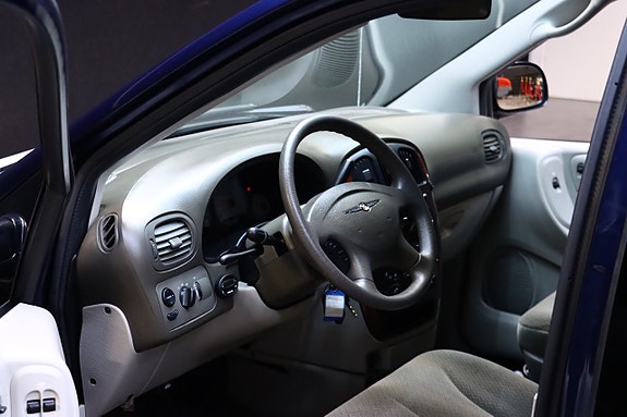 Chrysler Town & Country 9 of 25