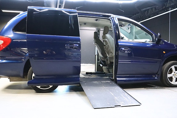 Chrysler Town & Country 12 of 25