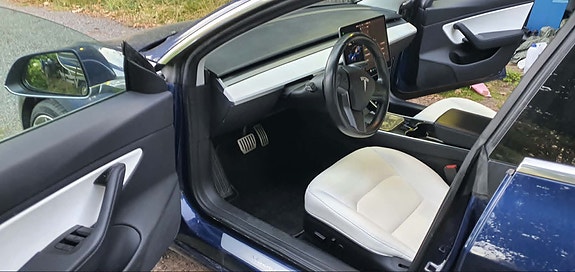 Tesla Model 3 4 of 5