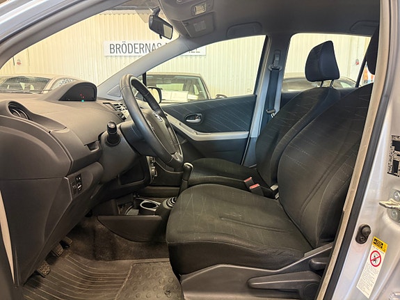 Toyota Yaris 3 of 10