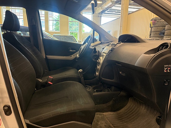 Toyota Yaris 6 of 10