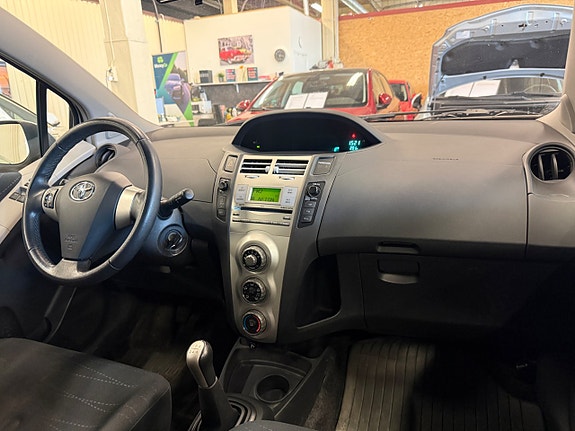 Toyota Yaris 5 of 10