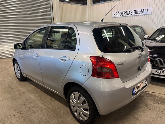 Toyota Yaris 2 of 10