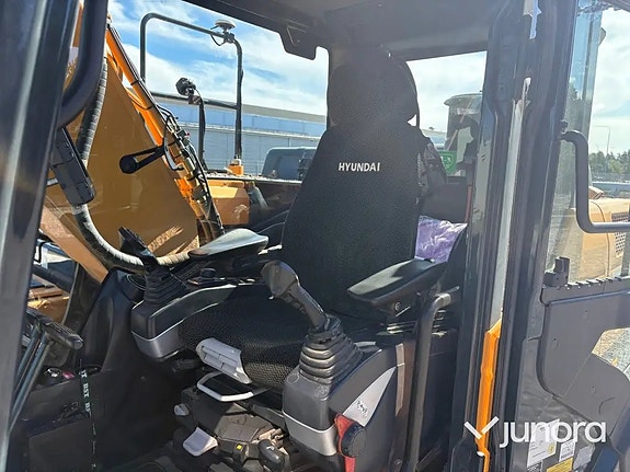 Grävmaskin Hyundai HX220L med tiltrotator och redskap 12 of 30