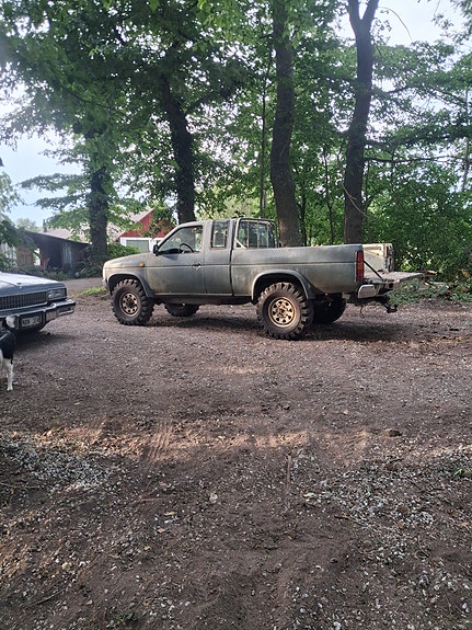 Nissan King Cab 2 of 4