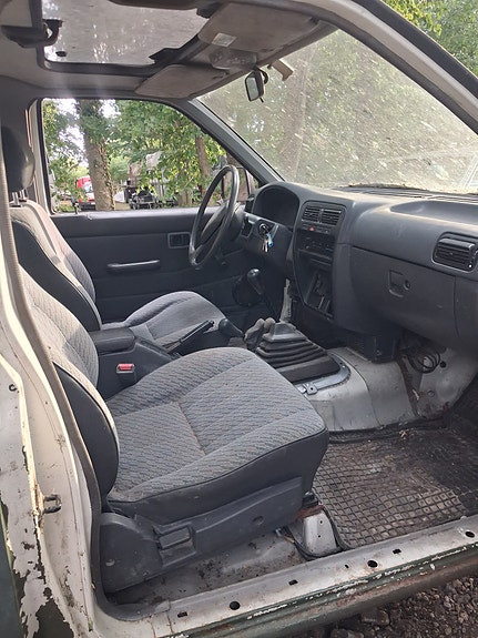 Nissan King Cab 3 of 4