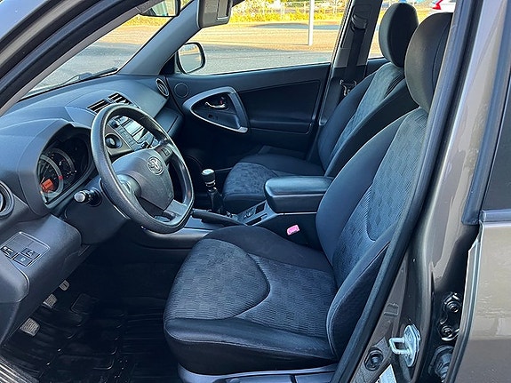Toyota RAV4 10 of 14