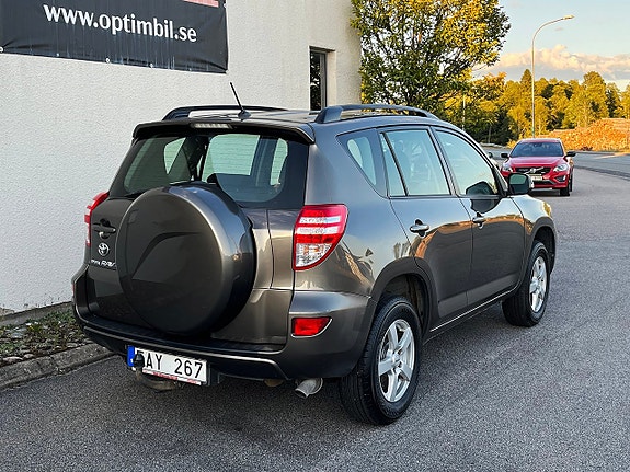 Toyota RAV4 8 of 14