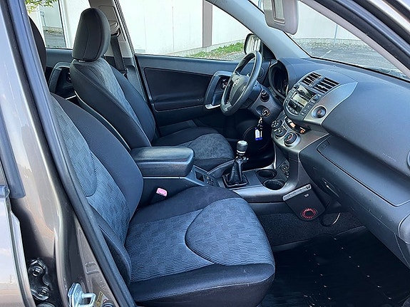 Toyota RAV4 9 of 14