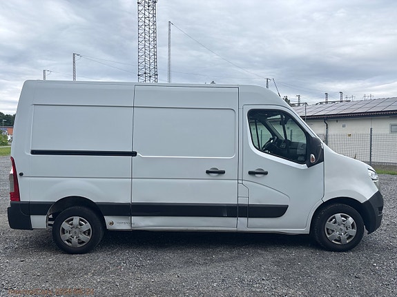 Nissan NV400 4 of 21
