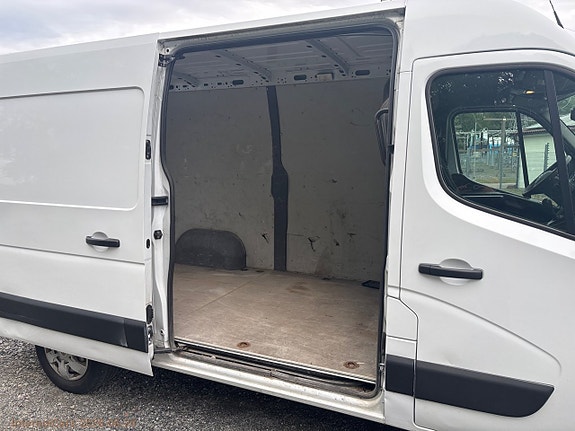 Nissan NV400 10 of 21