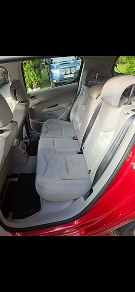 Peugeot 308 2 of 5