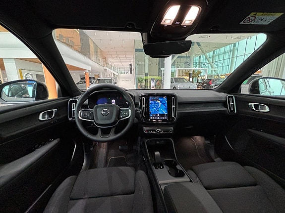 Volvo EX40 8 of 17