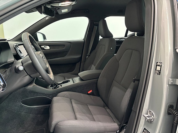 Volvo EX40 6 of 17