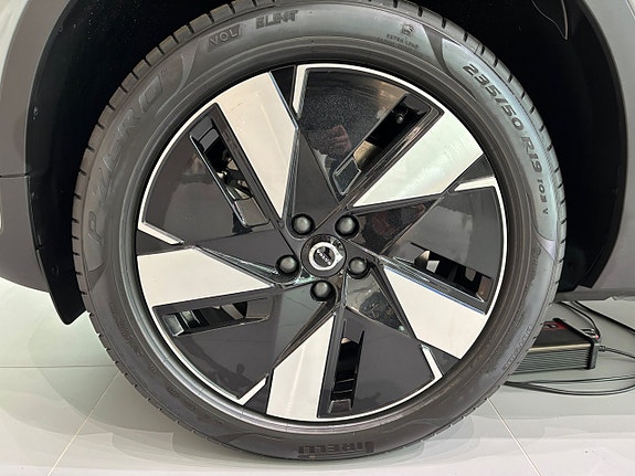 Volvo EX40 16 of 17
