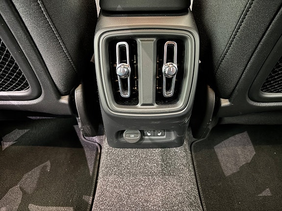 Volvo EX40 12 of 17