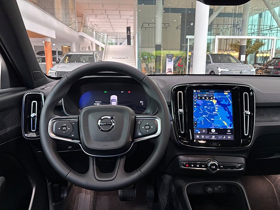 Volvo EX40 7 of 17