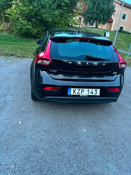 Volvo V40 2 of 6