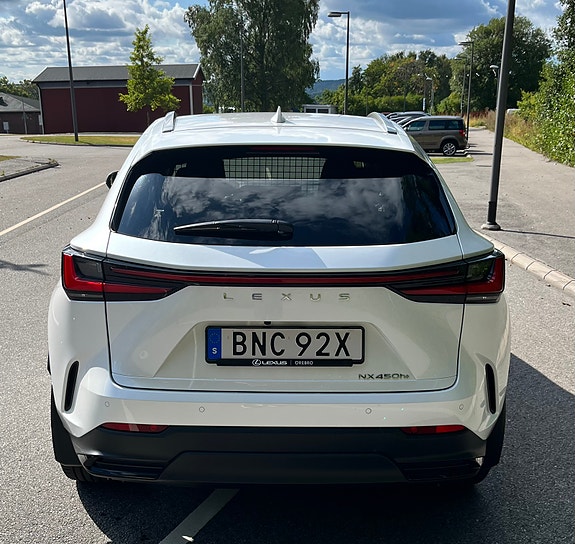 Lexus NX450h+ 4 of 10