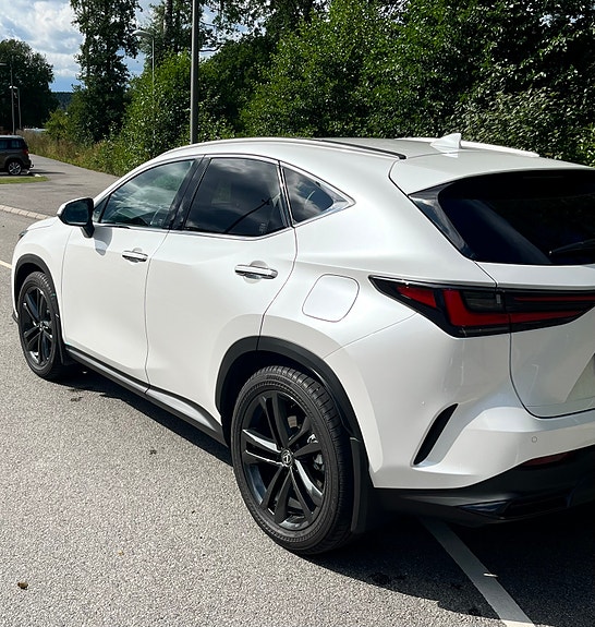 Lexus NX450h+ 3 of 10