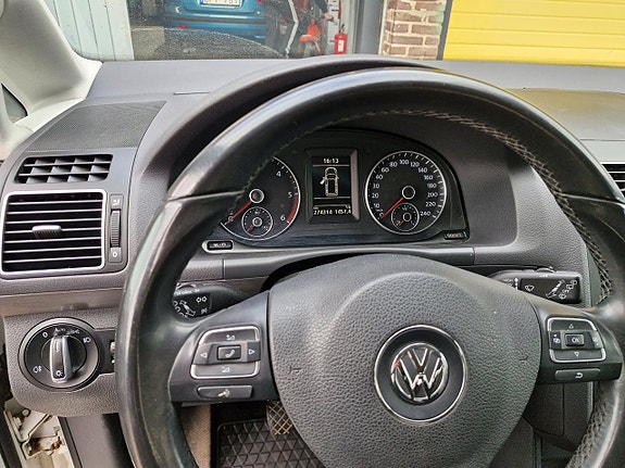Volkswagen Touran 12 of 12
