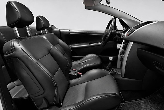 Peugeot 207 CC 12 of 16