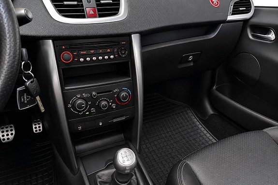 Peugeot 207 CC 14 of 16