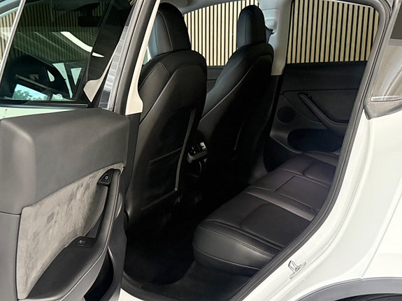Tesla Model Y 14 of 24