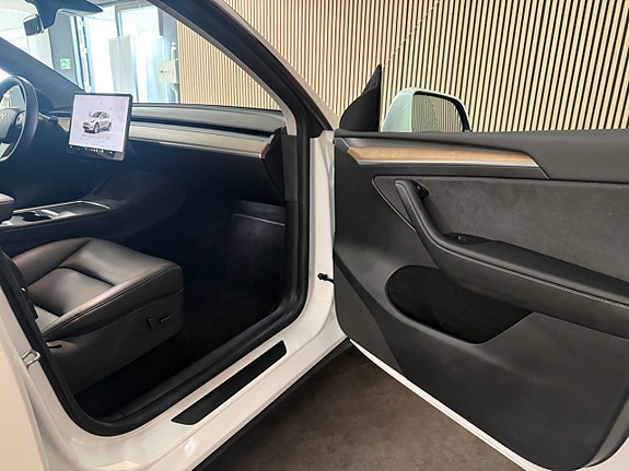 Tesla Model Y 18 of 24