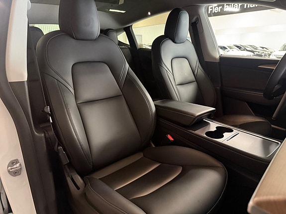 Tesla Model Y 19 of 24