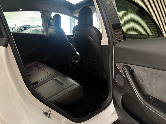 Tesla Model Y 16 of 24