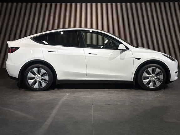 Tesla Model Y 3 of 24