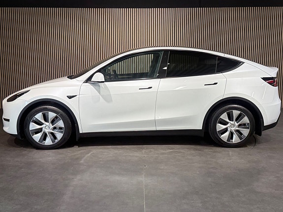 Tesla Model Y 7 of 24