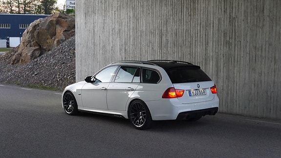 BMW 335i 2 of 6