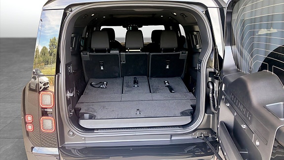 Land Rover Defender 130 10 of 13