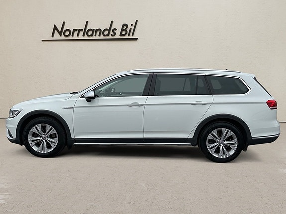 Volkswagen Passat Alltrack 2 of 11