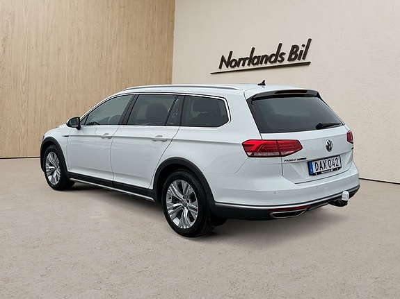 Volkswagen Passat Alltrack 3 of 11