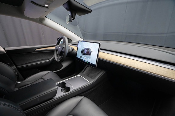 Tesla Model Y 13 of 22